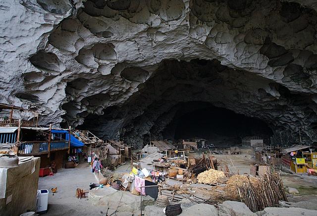 贵州大山里的世外桃源,70多口苗族人居住在山洞里,自给自足!
