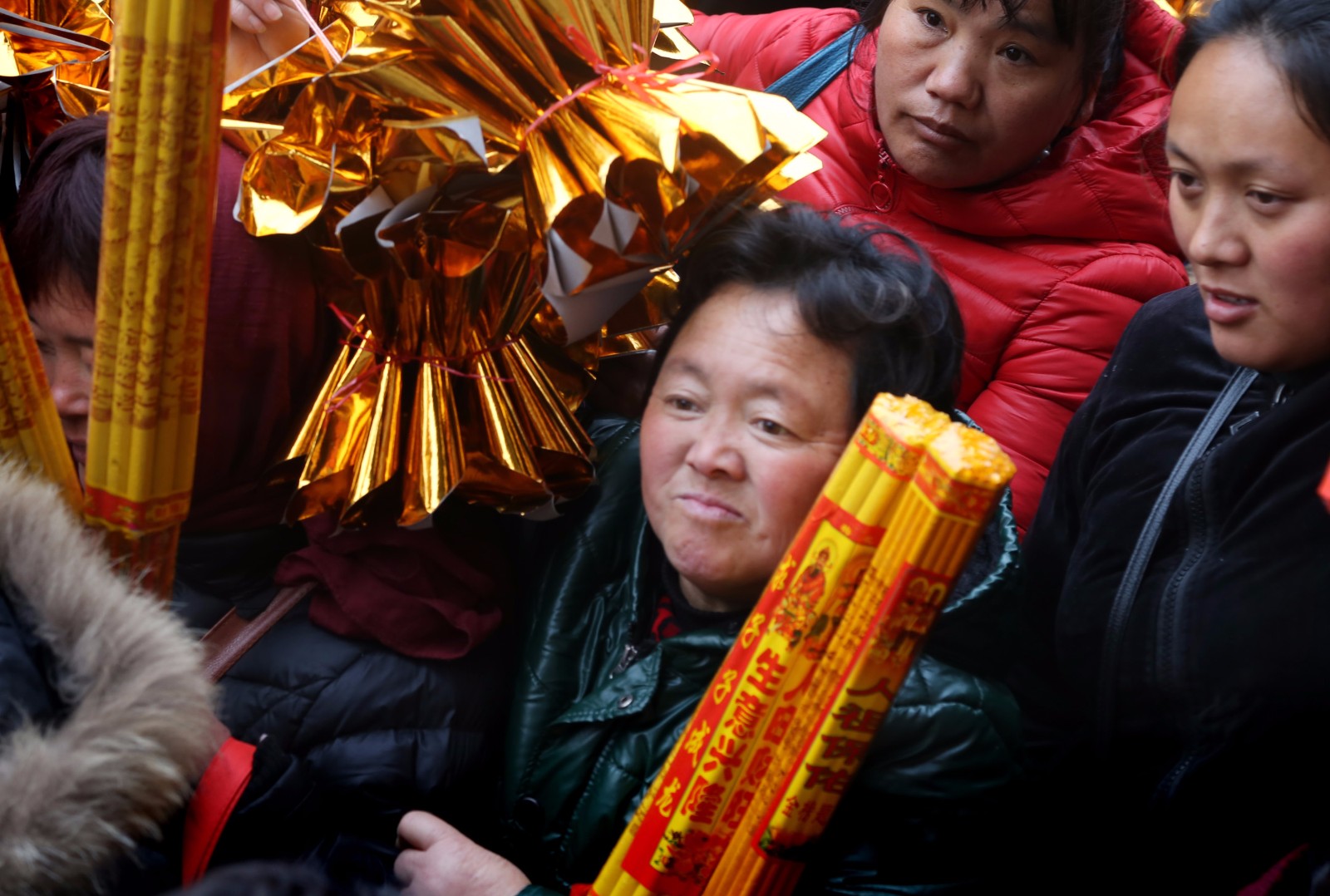 万人挤庙会烧香排队到腿软,娃娃未吃早餐就被拽来,一路啃馒头