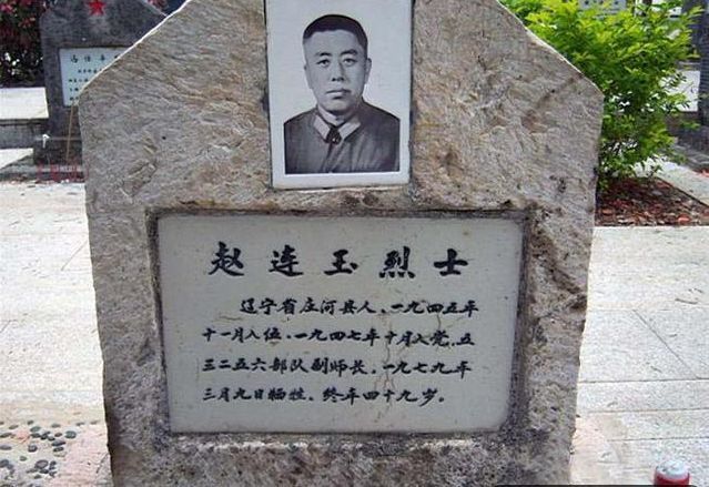 对越反击战 : 师长遭农民黑枪击中,凶手竟是昔日王牌狙击手