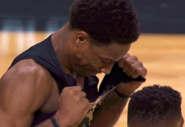 错失关键球的巨星:邓肯沮丧捶地,安东尼满脸自责,一人怒撕球衣