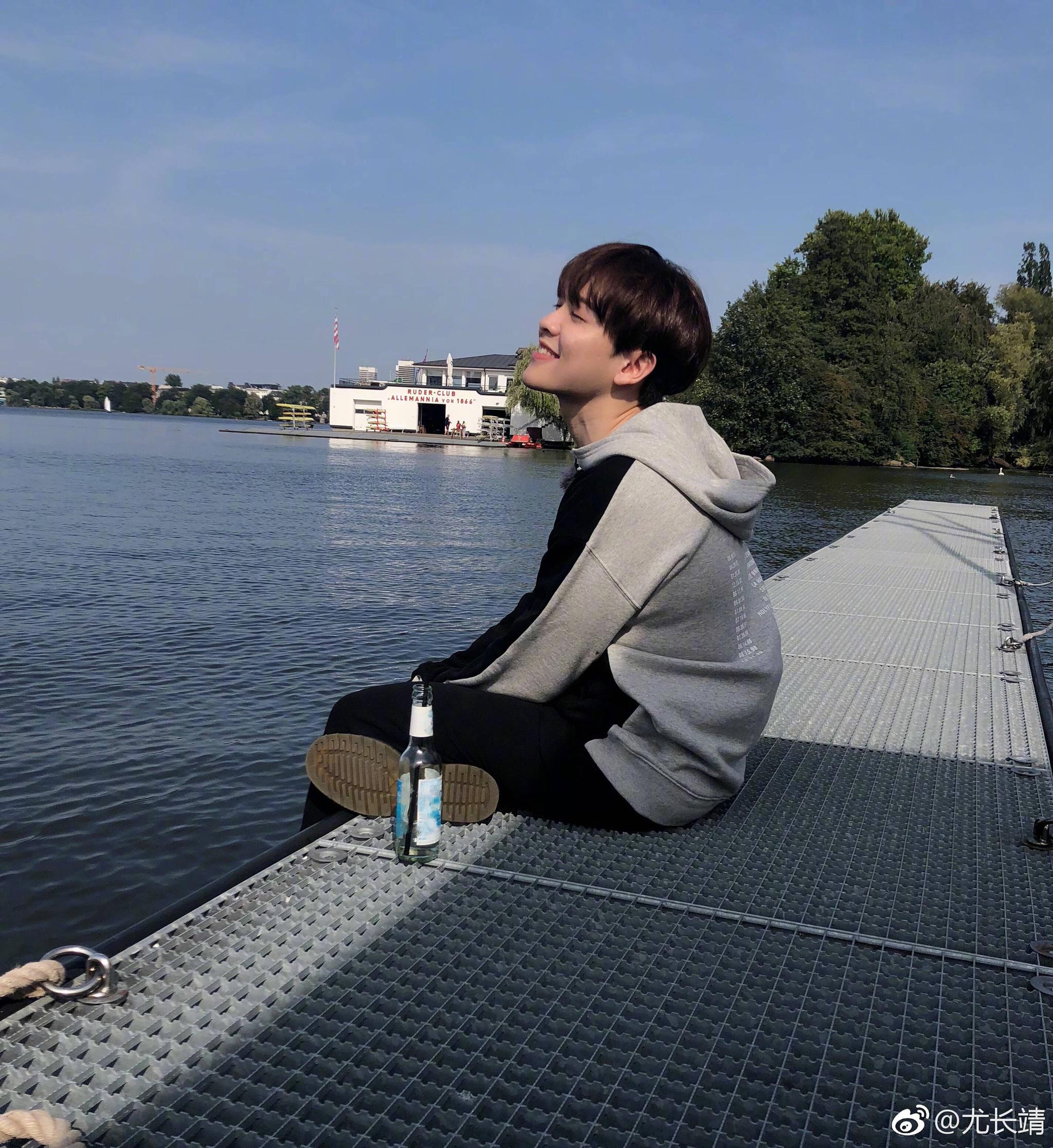 侧颜完美清新惬意悠闲享受美景