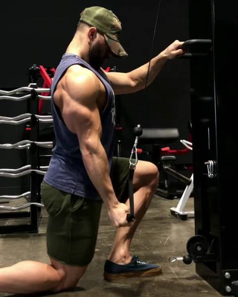 朱利安·史密斯的单臂绳索下拉肱三头肌训练