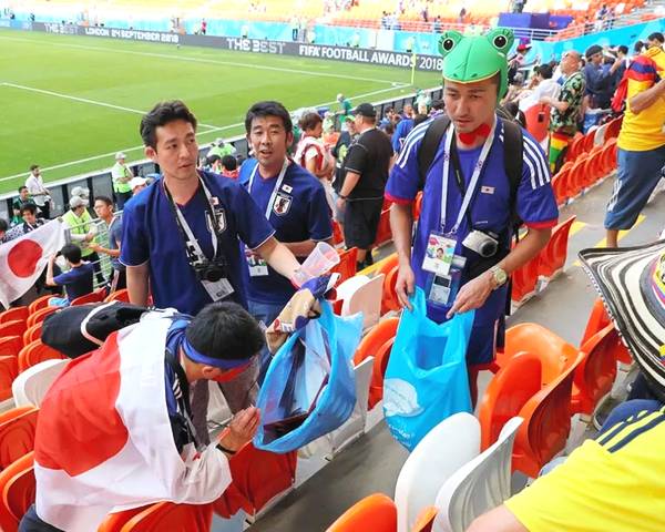 日本球迷赛后捡垃圾不是一面照妖镜