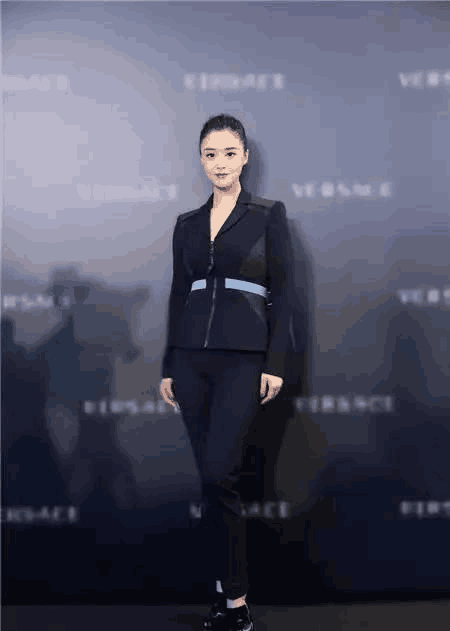 蒋欣穿一身黑色职业装还是比较显瘦的,或许是那个时候她还没那么胖.