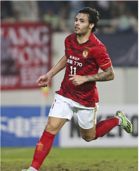 26岁前巴西国家队前锋将0转会费加盟恒大完美替代高拉特