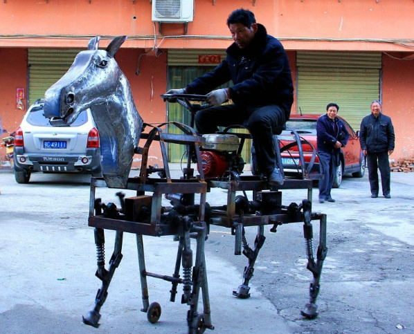 湖北农民自制木牛流马拉风上路引围观_新浪看点