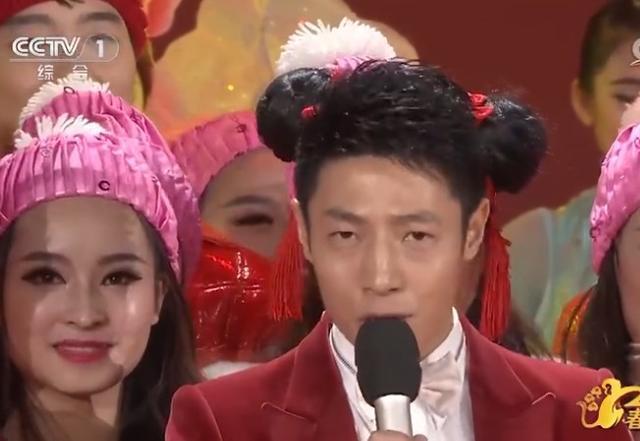 那些明星错位照:王俊凯露大腿,张艺兴的小辫子