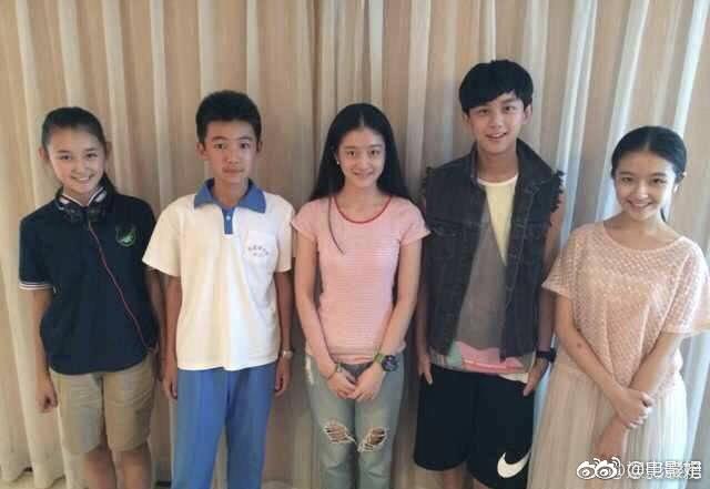 最经典的合照就是这张了,真的很难得,合照中吴磊,张雪迎,蒋依依还有