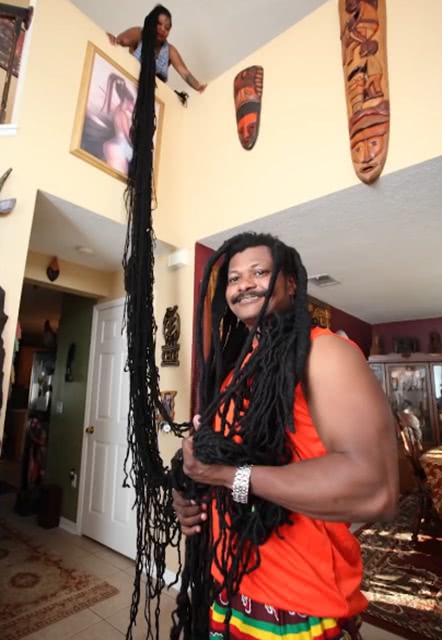 世界上头发最长的女孩40年没剪过长17米洗一次都很困难