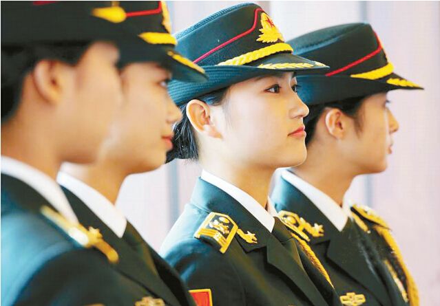 中国女兵仪仗队一出场,气势简直无人能比!|皮靴|女兵|仪仗队_新浪新闻
