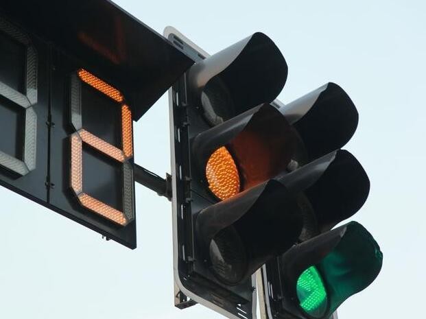 车辆转弯,行出停止线时黄灯变红,该停下还是继续通过?