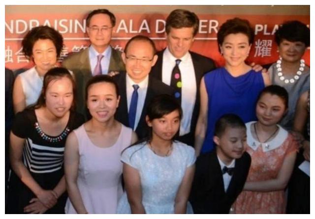 50岁杨澜上活动妆容得体22岁儿子继承美貌女儿长相却一言