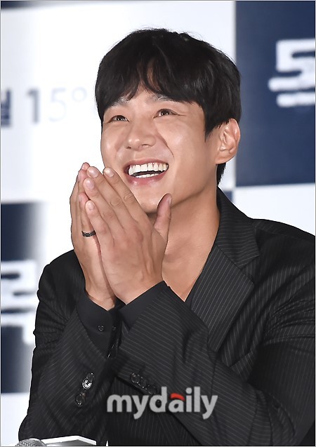 5/ 19李圣旻郭时旸等韩国艺人出席新片《目击者》试