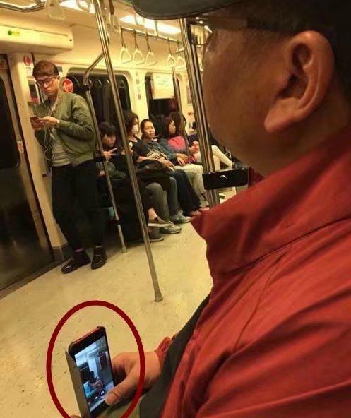 大爷,您手机往哪拍呢?当我看不见似的