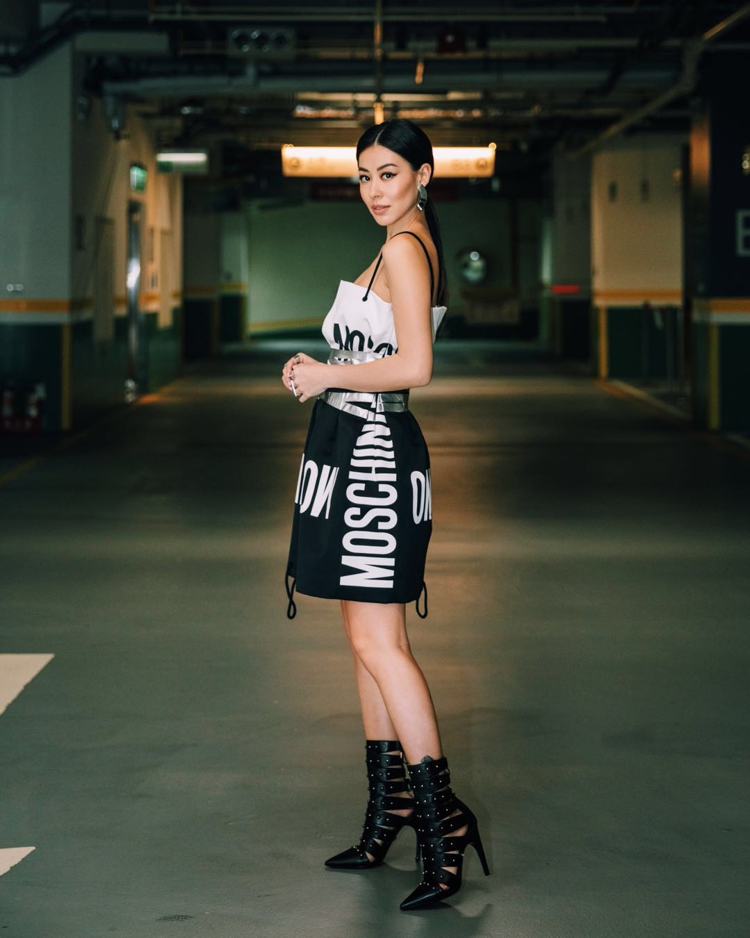 蔡诗芸dizzy dizzo最新大片曝光 戴墨镜穿长靴展现时尚度