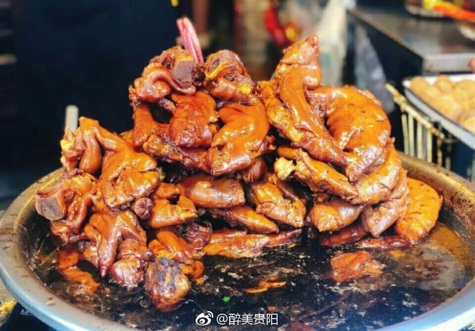 贵阳青岩古镇特色卤猪脚,本地人称青岩卤猪为"状元蹄"