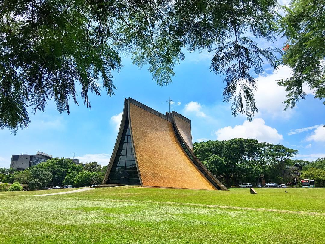 台湾省东海大学内的路思义教堂外观像是一双在祈祷的双手仅由四片混