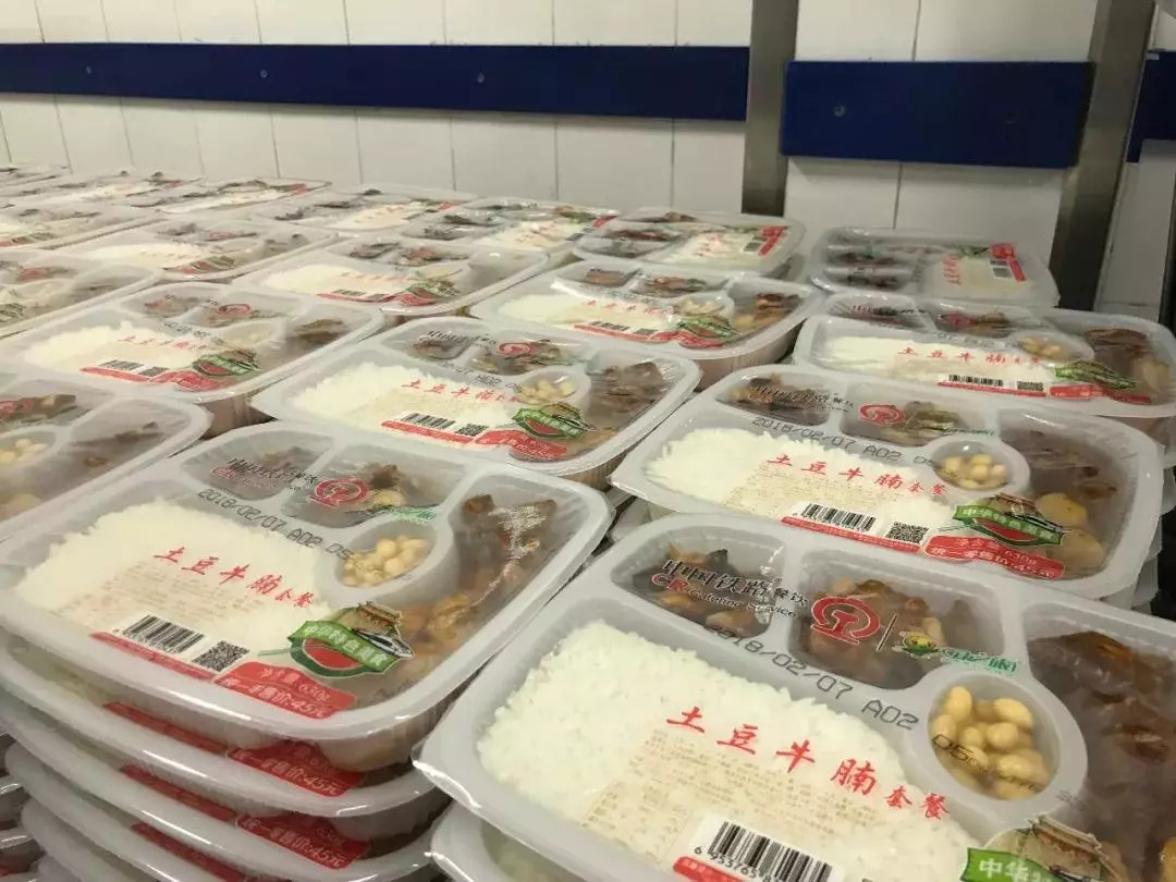 高铁40元盒饭发霉致乘客吐泻:花费高价的我们多久能享受高品质?