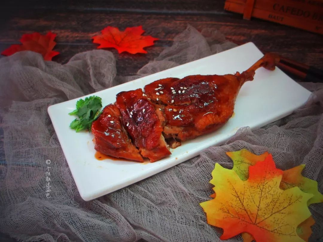 脆皮红烧鸭腿,颜色油量,鸭肉却很嫩