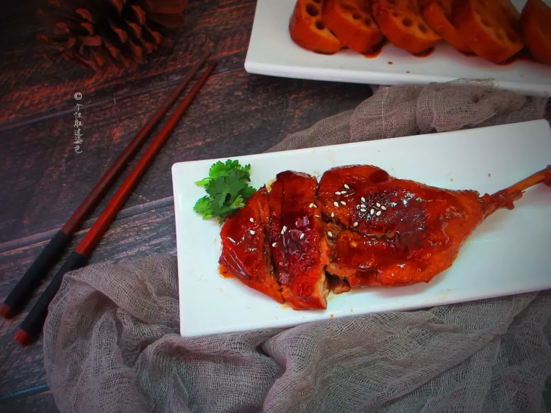 脆皮红烧鸭腿,颜色油量,鸭肉却很嫩