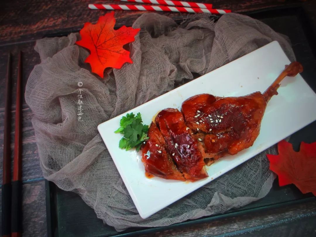 脆皮红烧鸭腿,颜色油量,鸭肉却很嫩