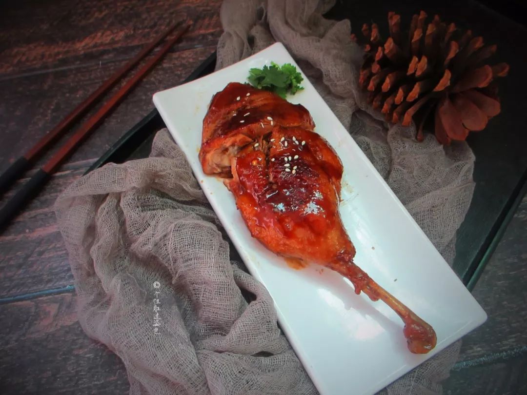 脆皮红烧鸭腿,颜色油量,鸭肉却很嫩