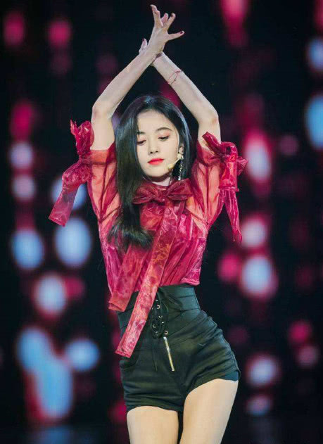 有一种裤子叫鞠婧祎的安全裤永远露在外边网友不嫌热吗