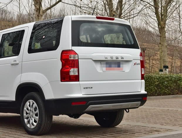 长安欧尚x70a的侧面神似路虎发现4,让人印象深刻.