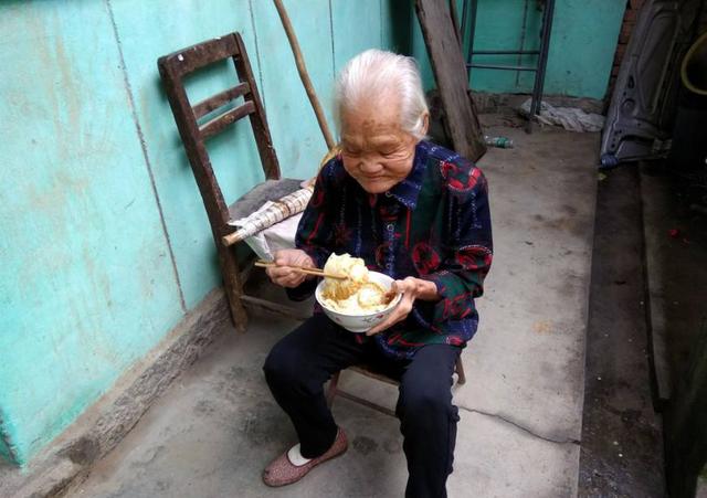 农村老婆婆做的简单晚饭,这口锅厉害了~现在几乎都见不到!