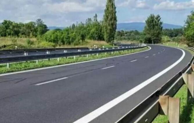 高速公路设计成笔直的多方便,为何要有这么多麻烦的弯道?-新浪汽车