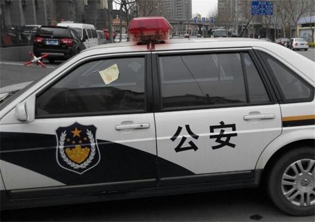 交警到特警支队门口给违停警车贴条:法律面前人人平等!