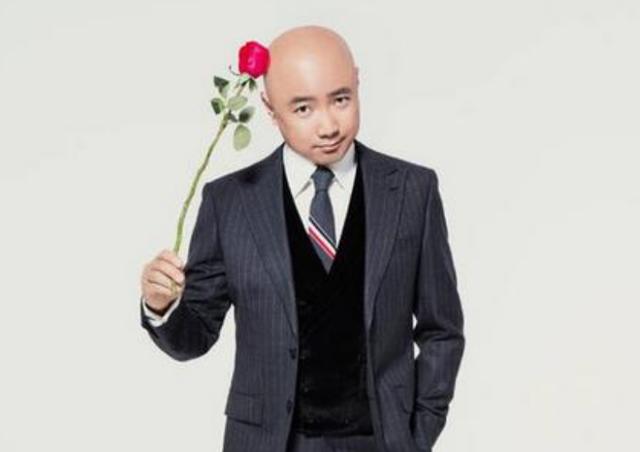 徐峥18岁照片曝光头发乌黑浓密却不及光头的魅力