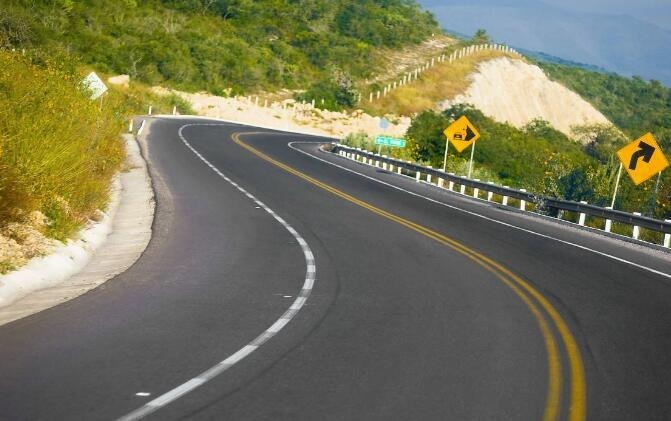 高速公路设计成笔直的多方便,为何要有这么多麻烦的弯道?