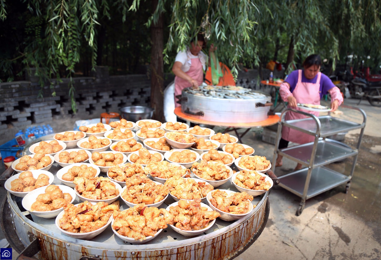 子女尽孝心摆流水席为父亲过80大寿,550道菜轮番上桌