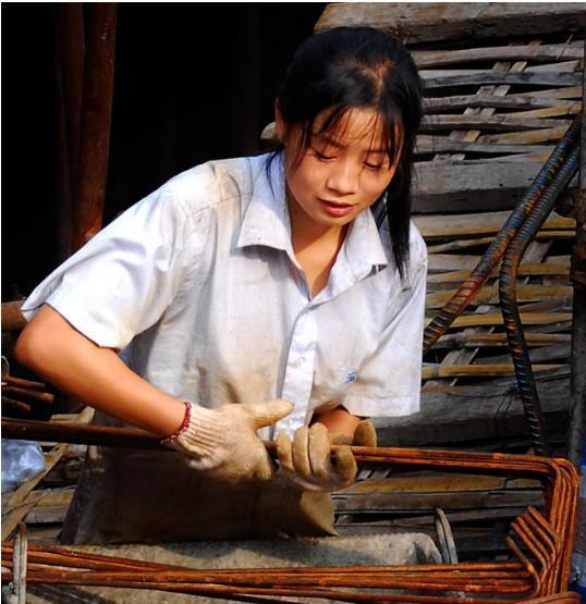 美女农民工工地留影网友纷纷表示炒作太山寨
