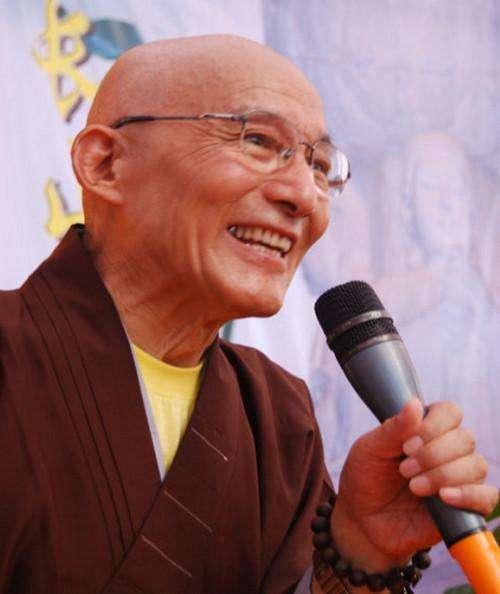 同样是一个角色走红一辈子,他被骂为戏霸,他却活成了高僧模样!