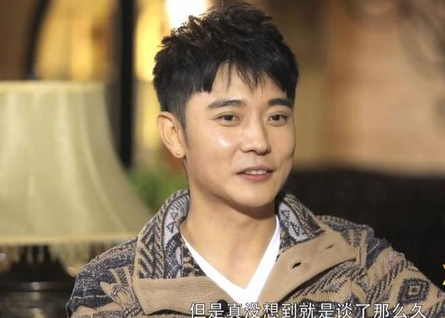 张丹峰首谈爱情史,简单3个字却比我爱你更让洪欣感动,值得称赞