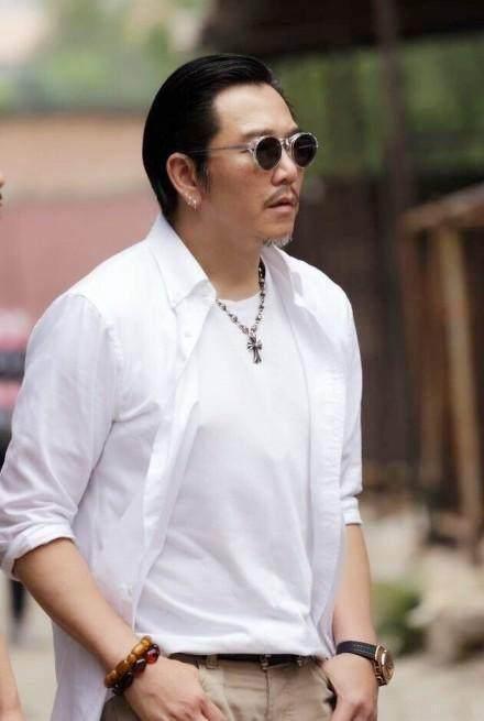 18岁为主持人, 一剧大红变男神, 离婚两次又娶娇妻, 53岁变胖大叔