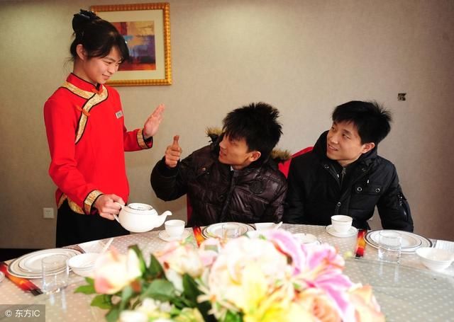 婆婆请我吃饭,席间小叔子求我一件事,我扔下二百块钱回家!