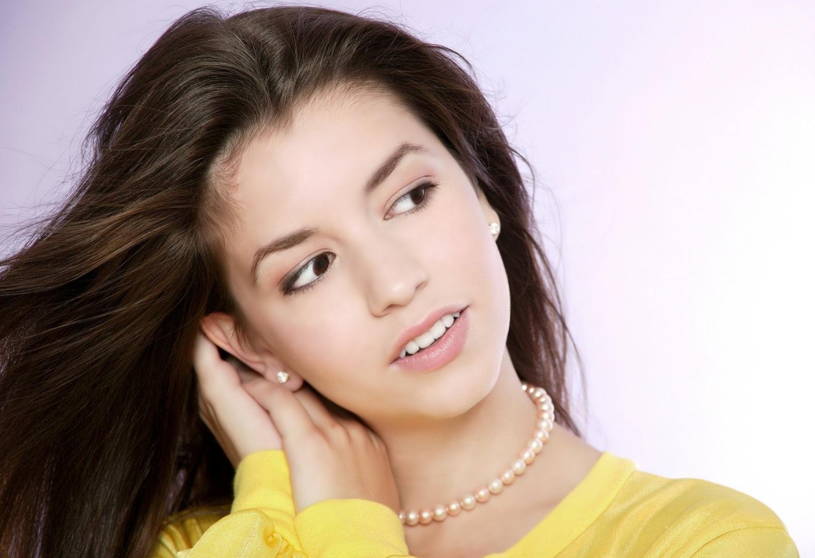 一个长发飘逸的混血儿美丽姑娘