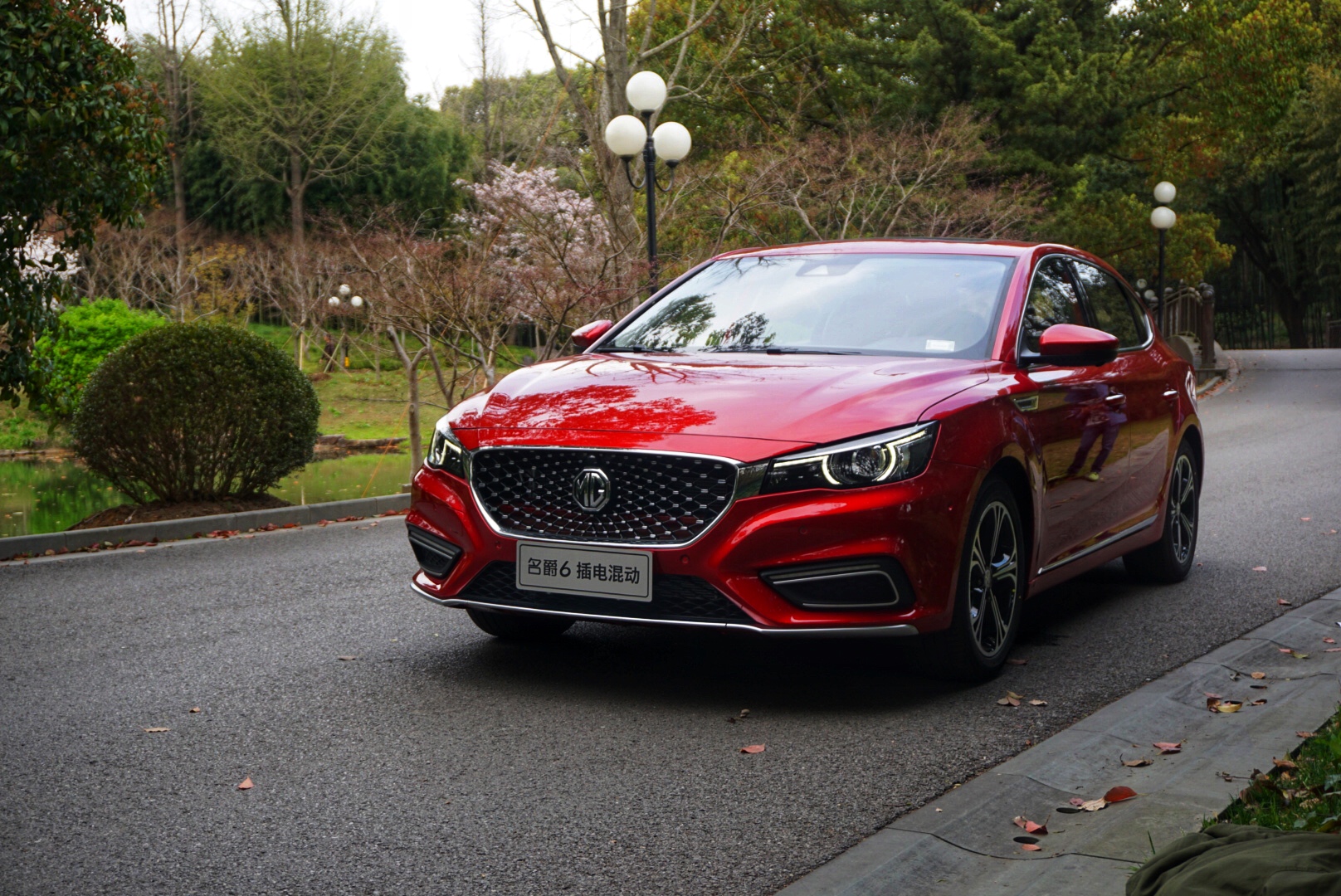 此外,值得一提的是,继搭载mg pilot主动安全系统的全新名爵6顶配版