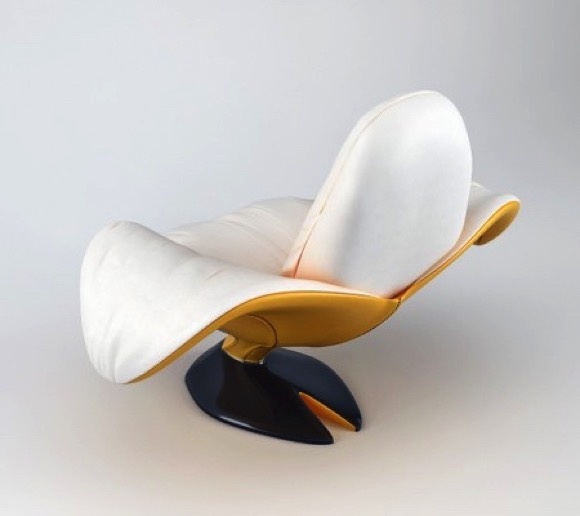 这只超大香蕉座椅已经剥开了皮