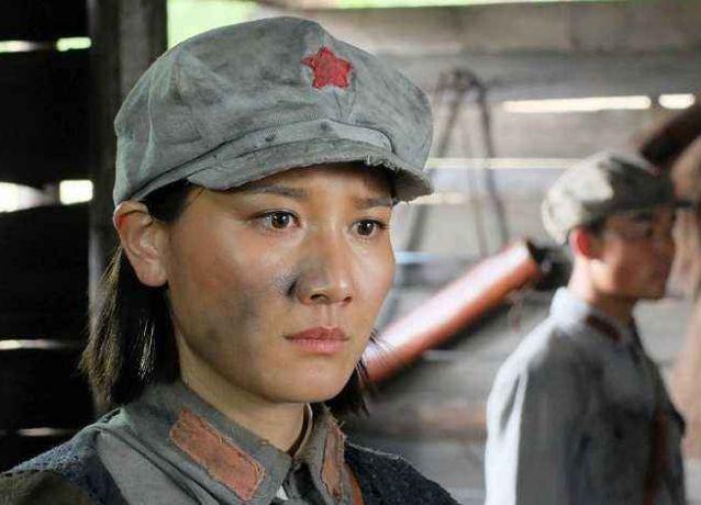 她是侯勇的前妻,演技不输梅婷却不红,40岁与儿子相依为命!