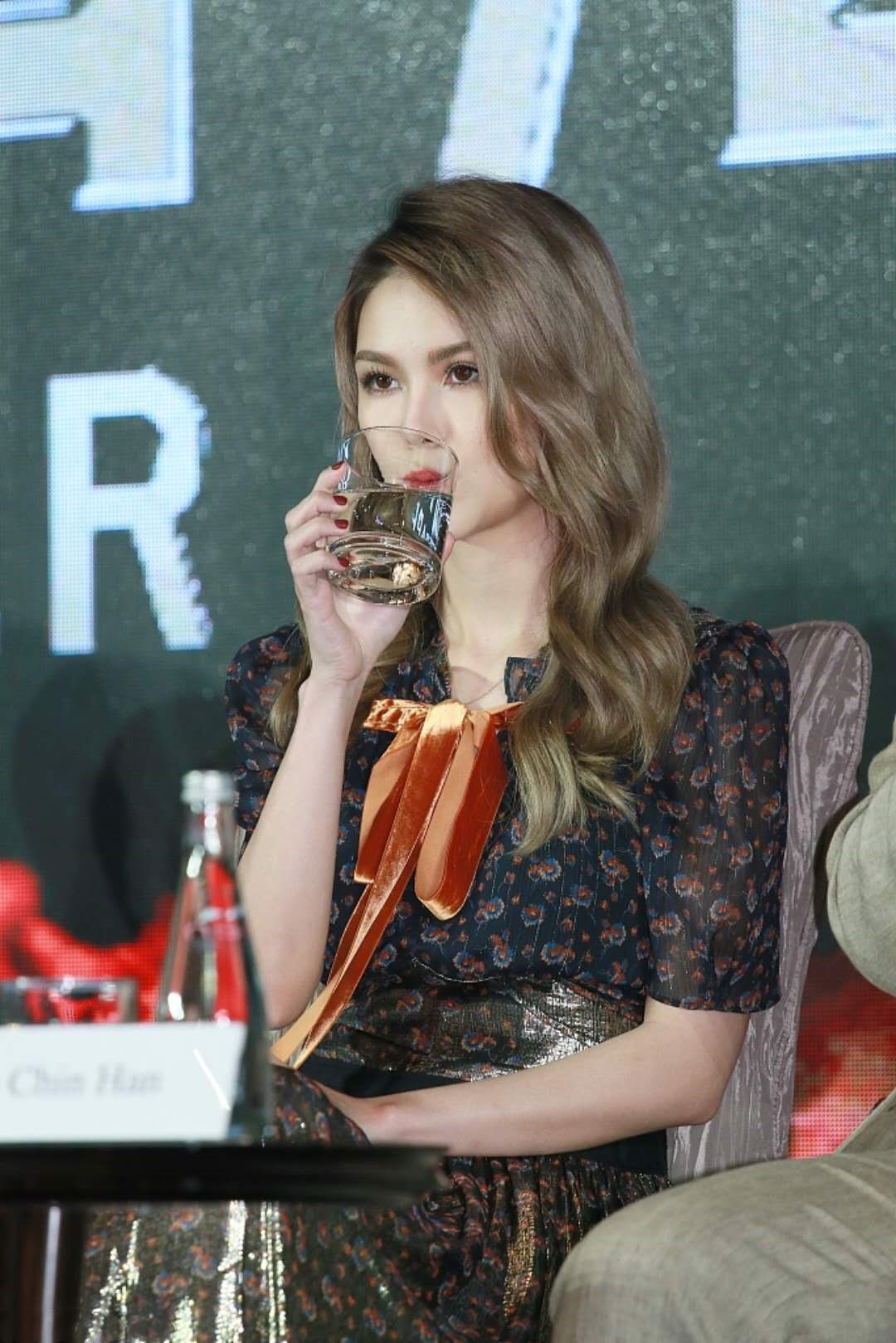昆凌现身却变身成真人版洋娃娃?网友:这才是真正的逆生长吧!|昆凌|洋娃娃|真人版_新浪新闻