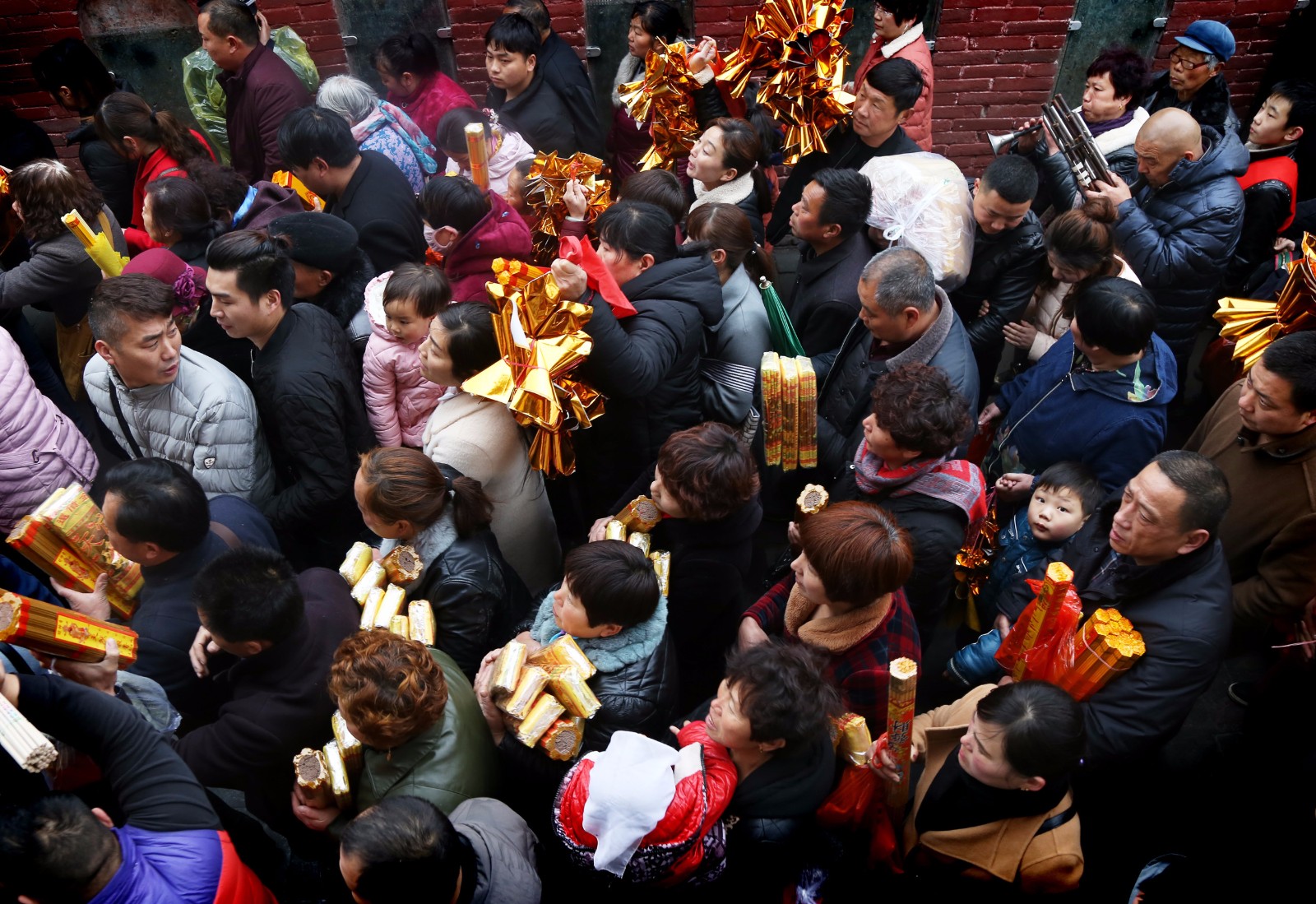 万人挤庙会烧香排队到腿软,娃娃未吃早餐就被拽来,一路啃馒头