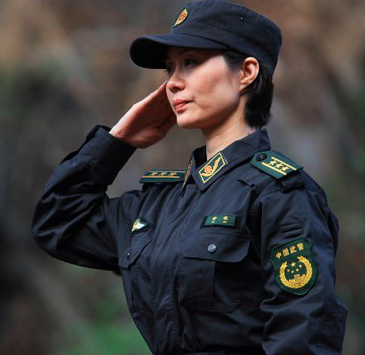 她是贵国最美女警花,16岁入伍,大校军衔,却嫁给了一名保安