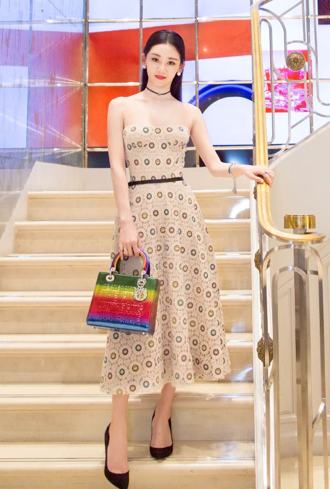 苗苗穿白裙美如仙,当看到她穿的黑白高跟鞋,才知道漂亮的代价!