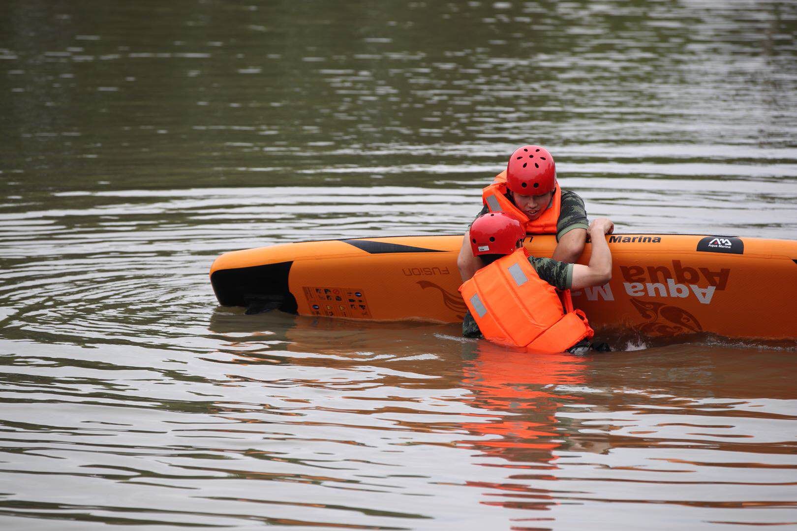 消防战士和湖州民安救援队员共同训练"水上救援"项目