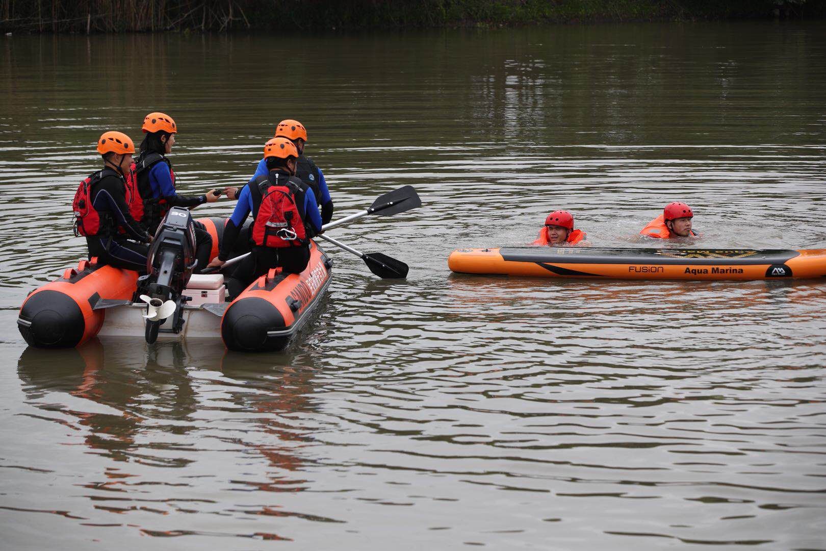 消防战士和湖州民安救援队员共同训练"水上救援"项目