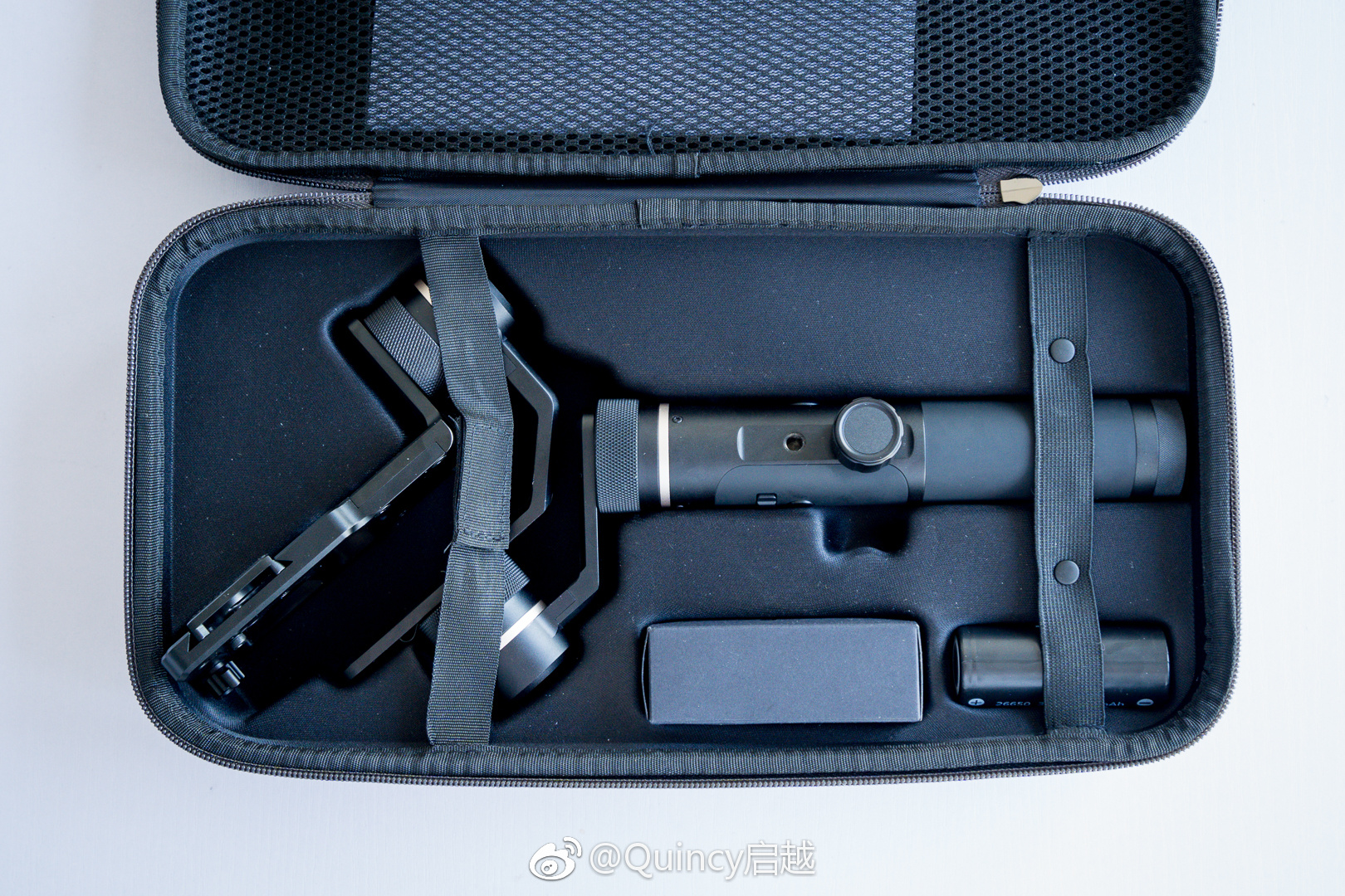 飞宇g6plus在外观和重量仅比手机稳定器稍微大一点的情况下